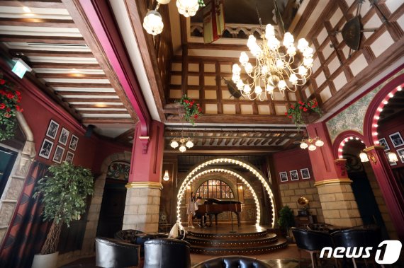 롯데월드 어드벤처 '호텔캐슬' 안 카페. 2019.4.17/뉴스1 © News1 황기선 기자