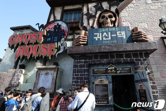 롯데월드 어드벤처의 놀이시설. 2019.4.17/뉴스1 © News1 황기선 기자