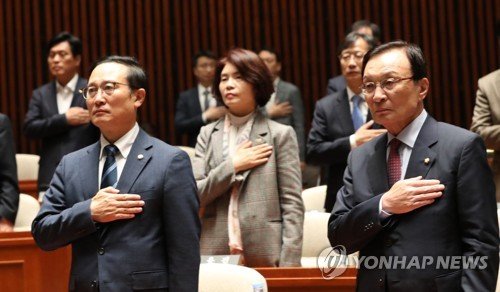 더불어민주당 이해찬 대표(오른쪽)와 홍영표 원내대표가 26일 국회에서 열린 의원총회에 참석해 있다.