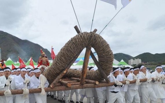 【영월=서정욱 기자】26일 제53회 단종문화제 개막을 알리는 첫날, 칡으로 기줄을 만들고 완성한후 조선 6대 비운의 왕인 단종대왕을 기리는 위패를 모시고 고사를 지낸후 줄다리기를 하는 전국 최대의 칡줄다리기 전통행사를 위한 행렬이 진행되고 있다.<div id='ad_body3' class='mbad_bottom' ></div> 사진=영월군 제공