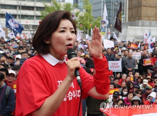 자유한국당 나경원 원내대표가 27일 오후 서울 광화문광장에서 열린 '문재인 STOP(멈춤), 국민이 심판합니다!'에서 연설하고 있다.