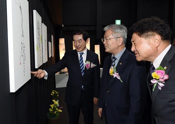 안병용 의정부시장(왼쪽) 의정부아트캠프 관람. 사진제공=의정부예술의전당