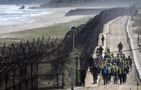 4·27 남북정상회담 1주년인 지난 27일 시민들이 군 관계자들과 함께 강원 고성 'DMZ 평화의 길'을 걷고 있다. 연합뉴스