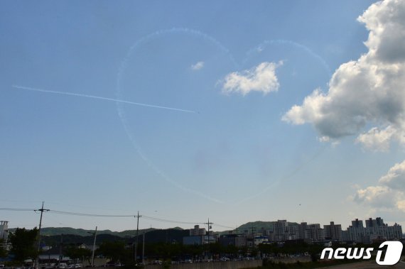 대한민국 공군 특수비행팀 블랙이글스가 28일 오후 2019해병대문화축제가 열린 포항시 남구 오천읍 냉천 수변공원 상공에서 큐피트의 화살을 만들고 있다.. 2019.4.28/뉴스1 © News1 최창호 기자