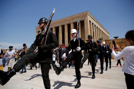 Turkish honour guards march during a changing of the guard ceremony at Anitkabir, the mausoleum of modern Turkey's founder Mustafa Kemal Ataturk, in Ankara, Turkey, April 28, 2019. REUTERS/Murad Sezer /사진=연합 지면외신화상