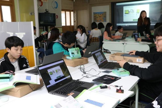 부산 기장군 신정초등학교가 4차 산업혁명 시대에 맞는 미래교육을 위해 다양한 첨단장비와 체험공간을 갖춘 첨단미래학교를 구축했다고 29일 밝혔다. 신정초는 학교를 파이브 존(Five Zone)이란 5개 영역으로 나눠 첨단미래학교를 만들었다. Five Zone은 복합무선접속존, 첨단미래센터, 4차 산업체험존, 무한상상실, 교육활동공간이다. 이 학교는 30일 4차 산업체험존 앞에서 첨단미래학교 개소식을 갖는다. Five Zone 수업 모습./사진=부산시교육청