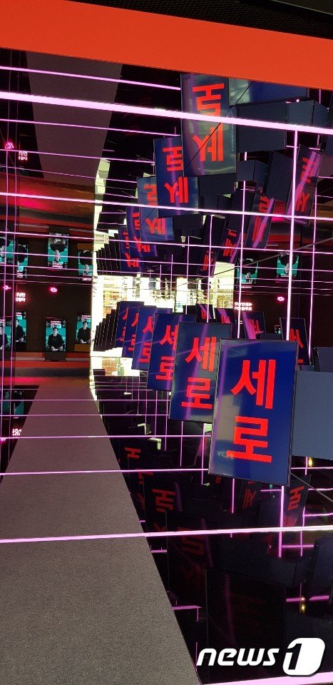 삼성전자가 29일 공개한 '더세로 TV'의 전시 모습. 가로에서 세로 형태로 전환된다. 뉴스1