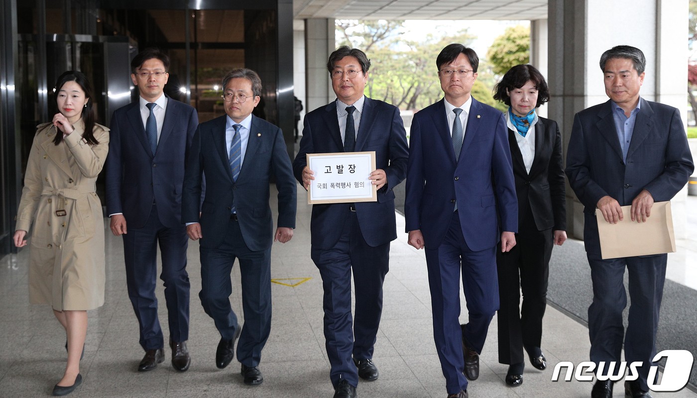 與, 한국당 의원 19명 2차 고발 "일말의 자비와 용서는 없을 것"