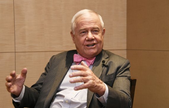 '투자의 전설'로 불리는 짐 로저스(Jim Rogers) 로저스 홀딩스 회장이 "몇년 전에 비트코인(BTC)을 사뒀더라면 좋았을 것"이라며 비트코인을 사지 않은 것에 대한 후회를 털어놨다.<div id='ad_body2' class='ad_center'></div>