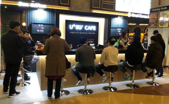 고객들이 LGU플러스의 U+5G 미니 팝업스토어를 체험하고 있다. LG유플러스 제공