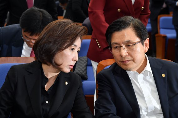 의총에서 대화하는 한국당 대표와 원내대표