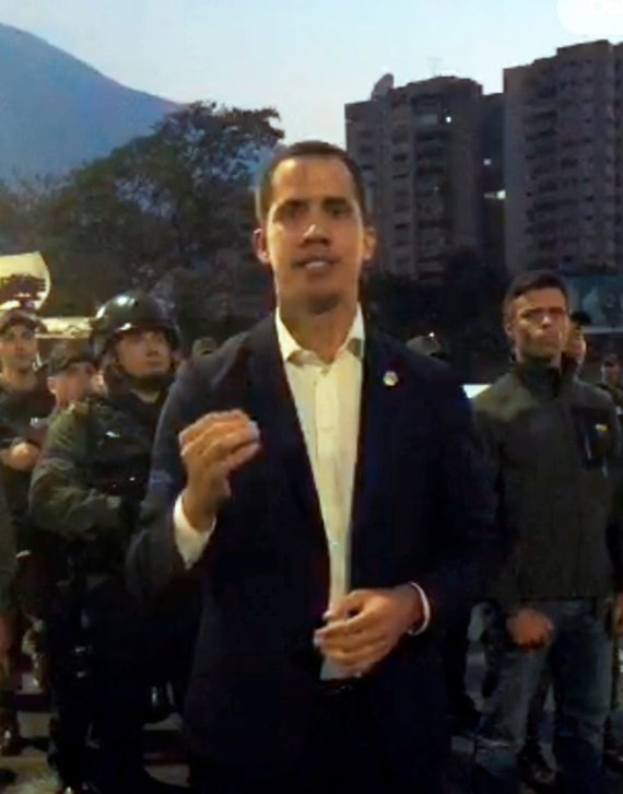 후안 과이도 베네수엘라 국회의장이 30일(현지시간) 군인들 앞에서 오는 1일 거리로 나와 마두로 정권을 끝내자며 대규모 반정부 시위를 촉구하고 있다. /사진=EPA, 연합뉴스