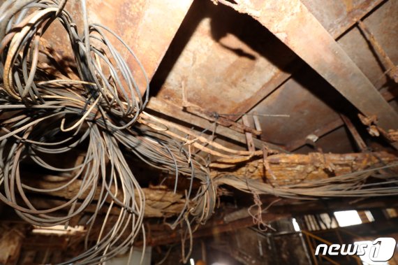 1일 오후 전남 목포 신항만에 정박해 있는 세월호 내부 3층 로비에서 4·16세월호참사 가족협의회 정성욱 진상규명부장(단원고2학년7반 정동수 아빠)과 특별조사관들이 세월호 3층 CCTV-DVR이 위치한 안내데스크 모형 복원 기자브리핑을 진행했다. 사진은 안내데스크 위