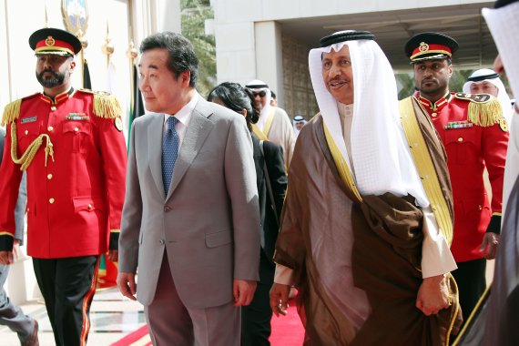 이낙연 국무총리(왼쪽)가 1일(현지시간) 쿠웨이트 시프궁에서 열린 공식환영식에서 자베르 알-사바 쿠웨이트 총리와 나란히 걷고 있다. 사진=연합뉴스