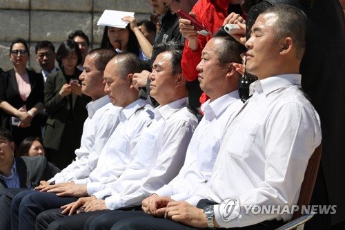 자유한국당 좌파독재저지특별위원장을 맡은 김태흠 의원을 비롯한 4명의 의원들과 지역 위원장이 2일 오전 국회 본청 앞에서 선거법 개정안과 고위공직자범죄수사처(공수처) 법안 패스트트랙(신속처리안건) 지정의 부당성을 알리는 삭발식을 하고 있다.