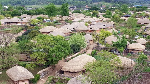 조선시대 대표 읍성 가운데 하나인 낙안읍성 마을. 낮은 돌담길을 따라 동그란 초가지붕이 소담스럽게 모여있는 모습이 정겹다. 관람객들은 이 곳에서 길쌈, 풀무질, 국악기 연주 등 다양한 체험이 가능하다.