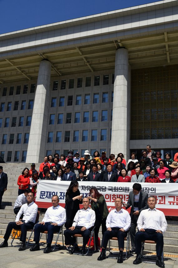 자유한국당 좌파독재저지특별위원장인 김태흠 의원(가운데)을 비롯한 한국당 소속 의원들과 지역위원장이 2일 오전 국회 본청 앞에서 선거법 및 공수처 법안들의 패스트트랙 지정 부당성을 알리는 삭발식을 하고 있다. 사진=서동일 기자