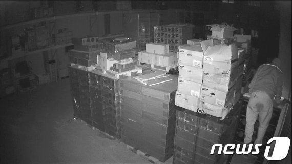 A씨가 컴퓨터 부품을 훔치는 모습(김포경찰서제공)© 뉴스1