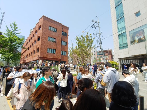 3일 오후 서울 성수동 블루보틀 매장을 찾은 400여명의 시민이 매장 앞에 줄을 서 있다. 사진=김성호 기자