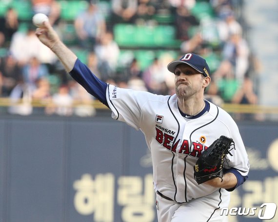 3일 오후 서울 송파구 잠실야구장에서 열린 프로야구 '2019 신한은행 MY CAR KBO 리그' 두산 베어스와 LG 트윈스의 경기 1회초 두산 선발 린드블럼이 역투하고 있다. 2019.5.3/뉴스1 © News1 신웅수 기자