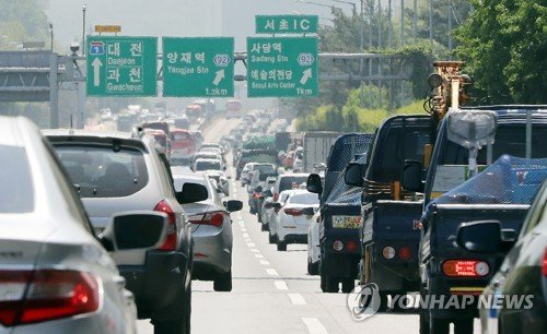 (서울=연합뉴스) 최재구 기자 = 어린이날 대체휴일을 포함한 본격적인 연휴가 시작된 지난 3일 오후 서울을 빠져나가는 차량이 경부고속도로 서초IC 부근에서 정체하고 있다. jjae /사진=연합뉴스