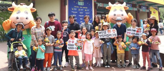 4일 서울 어린이대공원에서 열린 한우자조금의 ‘도심에서 만나는 한우축제’에서 어린이들과 가족들이 한우 버거를 만들어보고 함께 기념촬영을 하고 있다.