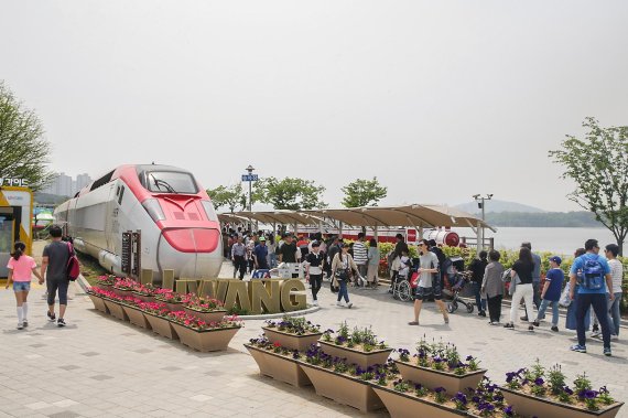 [포토뉴스] 의왕철도축제 10만여명 ‘북적북적’