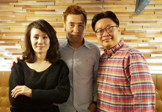 현대미술가 김수연씨와 김병지 전 축구대표팀 선수, 서경덕 성신여대 교수 (사진=서경덕 교수 제공)