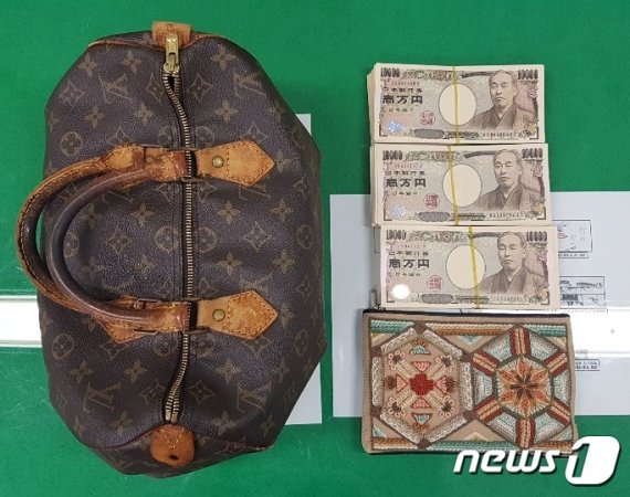 지난 2일 오후 10시40분쯤 부산 김해국제 공항에서 발견된 갈색 가방과 안에 들어있던 엔화.(부산지방경찰청 제공)© 뉴스1