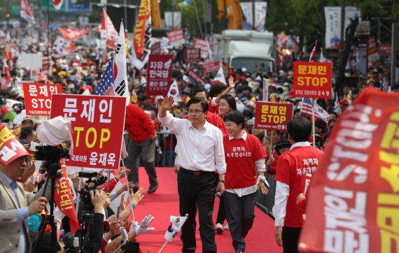 강력한 대여 투쟁의 선봉에 서 있는 황교안 자유한국당 대표(왼쪽)가 지난 4일 서울 광화문광장에서 열린 '문재인 STOP' 3차 장외집회에서 청중에게 인사하고 있다. 연합뉴스
