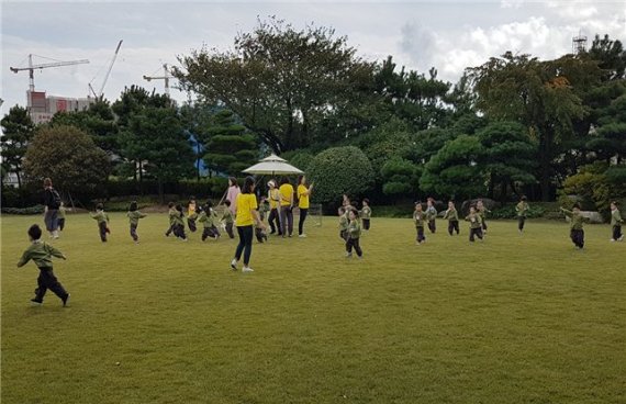 전면 개방된 남천동 부산시장 관사 잔디밭에서 어린이들이 놀이를 즐기고 있다. 사진=부산시 제공.