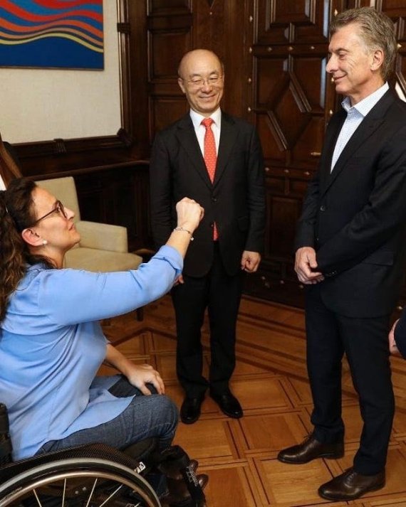 (왼쪽부터) 아르헨티나 미케티 부통령, KAI 김조원 사장, 아르헨티나 마크리 대통령 /사진=한국항공우주산업