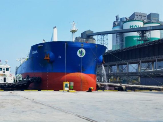 옥계항에 접안한 한라시멘트의 수출 선박. 한라시멘트 제공