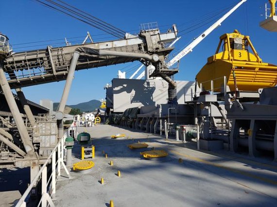 옥계항에 접안한 한라시멘트의 수출 선박에 클링커를 선적하고 있다. 한라시멘트 제공