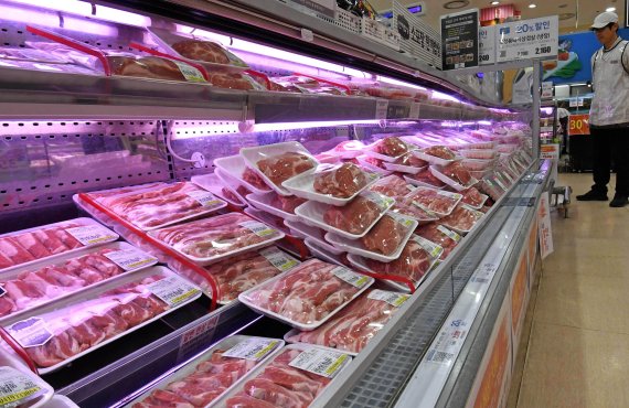 아시아 지역을 강타한 아프리카돼지열병(ASF)의 영향으로 인해 국내 돼지고기 가격도 상승세를 보여 ‘삼겹살 대란’이 우려된다는 분석이다. [사진=김범석 기자] /사진=fnDB