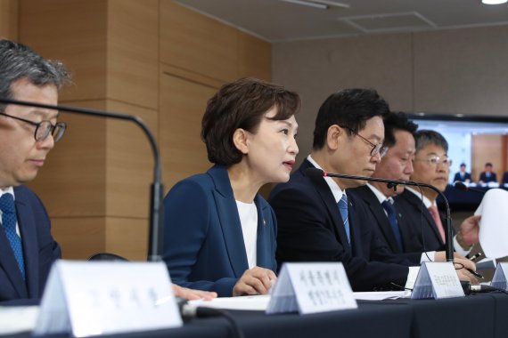 김현미 국토교통부 장관(왼쪽에서 두번째)이 7일 정부서울청사에서 열린 '수도권 주택 30만가구 공급방안' 브리핑에서 3기 신도시 3차지구를 발표하고 있다. 사진=국토교통부 제공