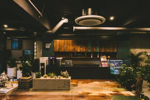 현대적 감각의 카페 분위기를 물씬 풍기는 골프 스튜디오 전경.