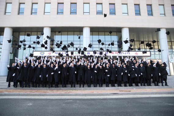 경찰대학교의 졸업식에서 학생들이 학사모를 하늘 위로 던지고 있다. / 사진제공=경찰대학교