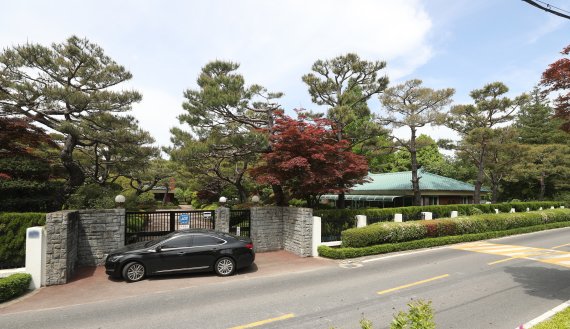 신격호 롯데그룹 명예회장이 1970년대에 울산 울주군 삼동면 고향땅에 지은 롯데별장이 국유지를 불법 사용해 15년 동안 변상금을 내 온 것으로 확인됐다. 8일 오전 울산시 울주군 삼동면 대암댐 옆 롯데별장의 모습. /사진=연합뉴스