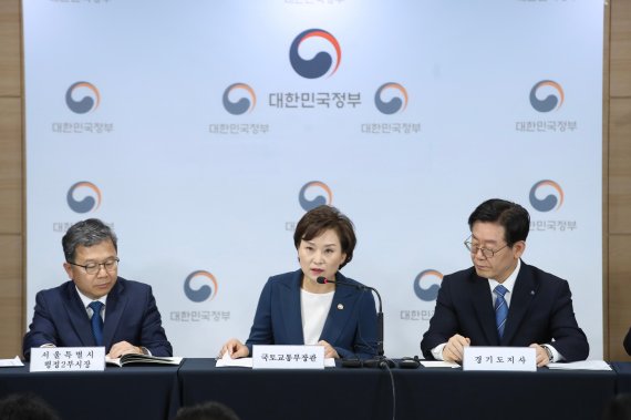 김현미 국토교통부 장관(가운데)이 7일 수도권 3기 신도시를 비롯한 수도권 30만가구 공급계획 등을 발표하고 있다.