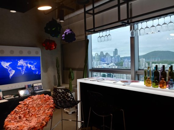 직원들이 '바'로 이용할 수 있는 공간. 이곳에서 화상회의 등 각종 회의가 이뤄진다. /사진=김아름 기자