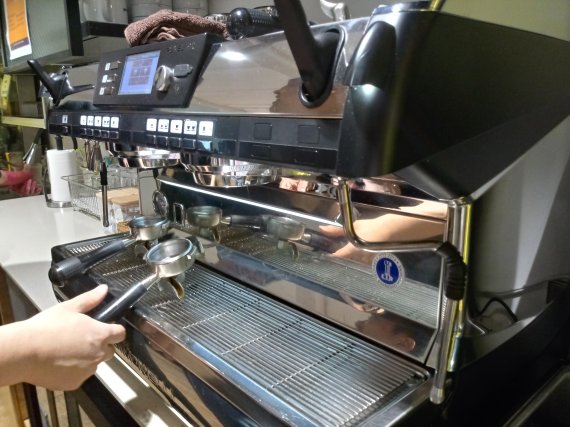 사내 부엌에는 수천만원대 고가의 커피머신이 있다. /사진=김아름 기자