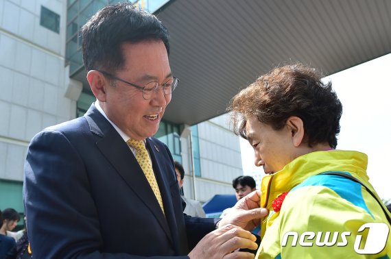 박남춘 시장이 8일 개최된 제47회 어버이날 기념식에서 한 어르신께 카네이션을 달아 주고 있다.(인천시 제공)© 뉴스1