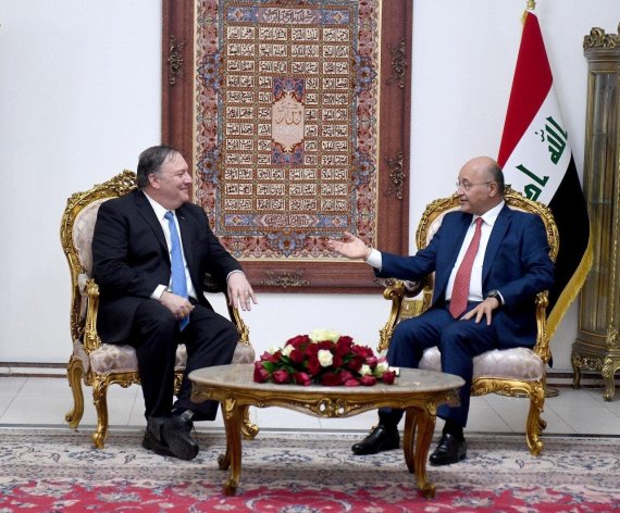 7일 이라크 바그다드를 방문한 마이크 폼페이오 미국 국무장관(왼쪽)이 바르함 살리 이라크 대통령과 대화를 나누고 있다. 로이터 연합뉴스