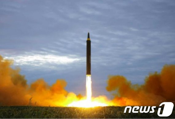 북한이 4일 오전 강원도 원산 호도반도 일대에서 여러 발의 단거리 미사일을 발사했다. 2019.5.4/뉴스1
