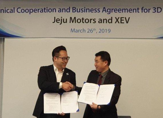 루틱 XEV 대표(왼쪽)와 김준호 제주모터스 대표가 26일 3D 프린터 기반의 전기차 사업을 위한 기술제휴·생산판매 계약을 체결했다. 2019. 3. 26 fnDB