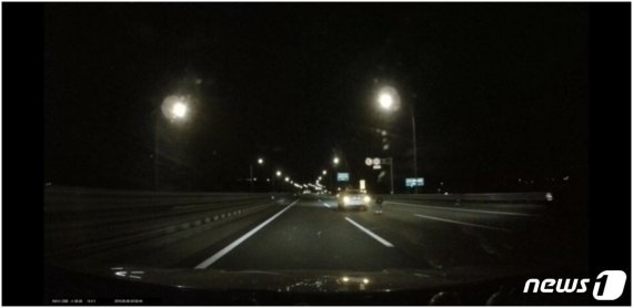 인터넷 커뮤니티에 올라온 인천고속도로 사고 전 블랙박스 영상. 한지성씨가 차 뒤에서 허리를 숙이고 있는 모습이 담겨있다.(인터넷 커뮤니티 캡처)© 뉴스1