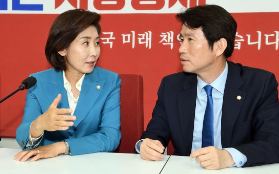 나경원 자유한국당 원내대표(왼쪽)가 9일 오후 국회 원내대표실을 방문한 더불어민주당 이인영 신임 원내대표와 환담하고 있다. 사진=김범석 기자