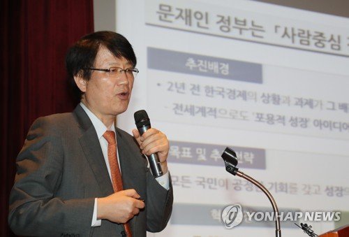 9일 오후 서울 중구 포스트타워에서 열린 '문재인 정부 2년, 경제ㆍ노동 정책의 성과와 과제' 토론회에서 이제민 국민경제자문회의 부의장이 발표하고 있다.