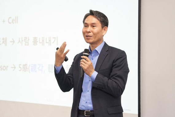 삼성전자 박용인 시스템LSI사업부 센서사업팀장(부사장)이 9일 서울 세종대로 삼성전자 기자실에서 열린 이미지센서 설명회에서 신제품과 사업계획에 대해 설명하고 있다. 삼성전자 제공